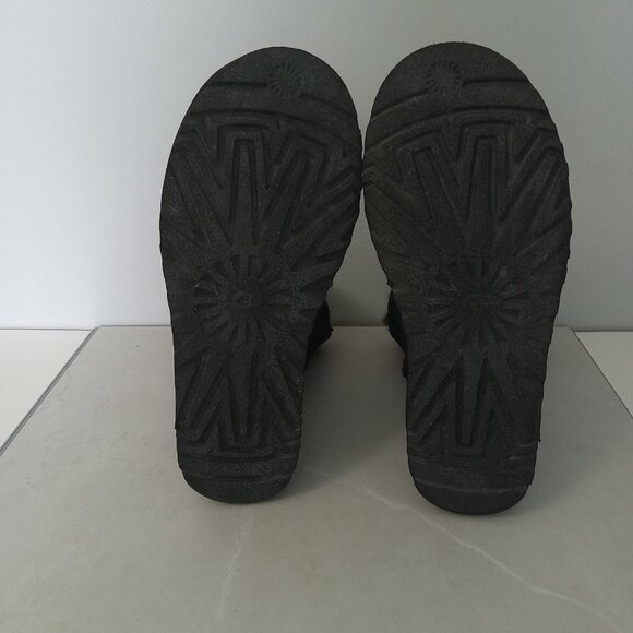UGG | Bailey Zip Short Boot - Picture 8 of 10